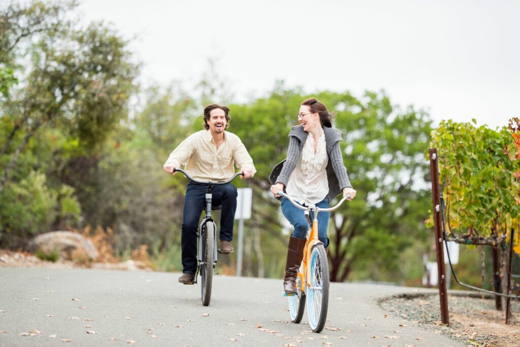 man-en-vrouw-die-nieuwe-plekken-ontdekken-met-fiets